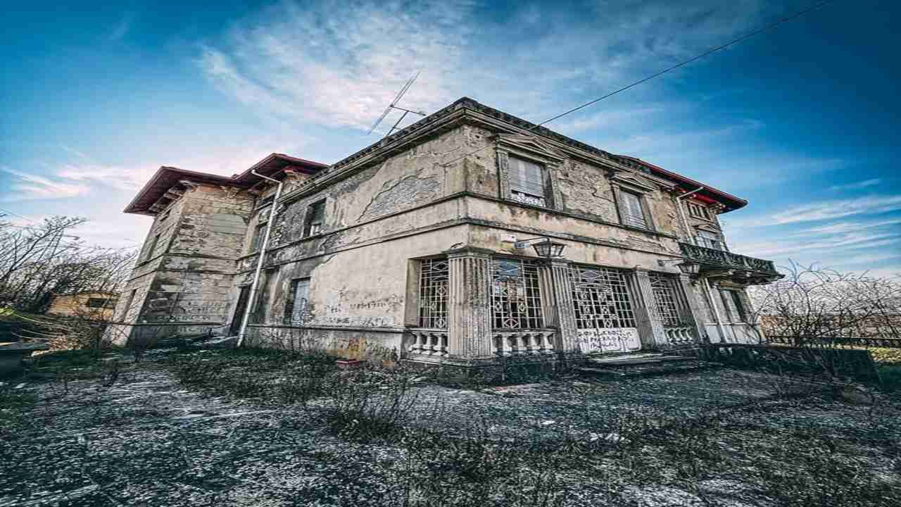Abandoned Millionaire House in Italy